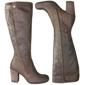 A casual knee length boot from Jones Bootmaker. With a decorative zip running down the outer side of