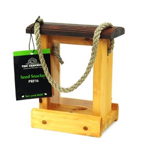 Tempt the wild birds into your garden with this handcrafted seed feeder. It features a drainage faci