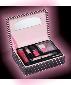 Includes:1 shimmer gloss.1 lipstick.1 nail varnish