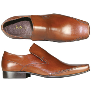 A fashionable loafer from Jones Bootmaker. With decorative raised seams and a hidden elasticated gus