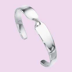 An elegant bangle with a delicate central twist.925 Sterling Silver