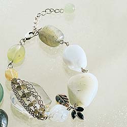 Chunky bracelet on a silver-plated chain of labradorite, amazonite, mother-of-pearl and soochow