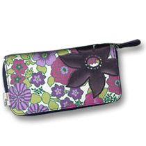 Pretty, retro wallet. Suitable for those girlie shopping trips!Dimensions: 20 x 7 x 2 cm