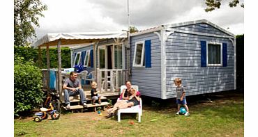 Nestled beautifully between crispy white sandy beaches and lush green National Parkland, the Lou Pignada campsite is the ideal spot for an idyllic family getaway, on the sumptuous shoreline of the Bay of Biscay. One of the real feathers in Lou Pignad